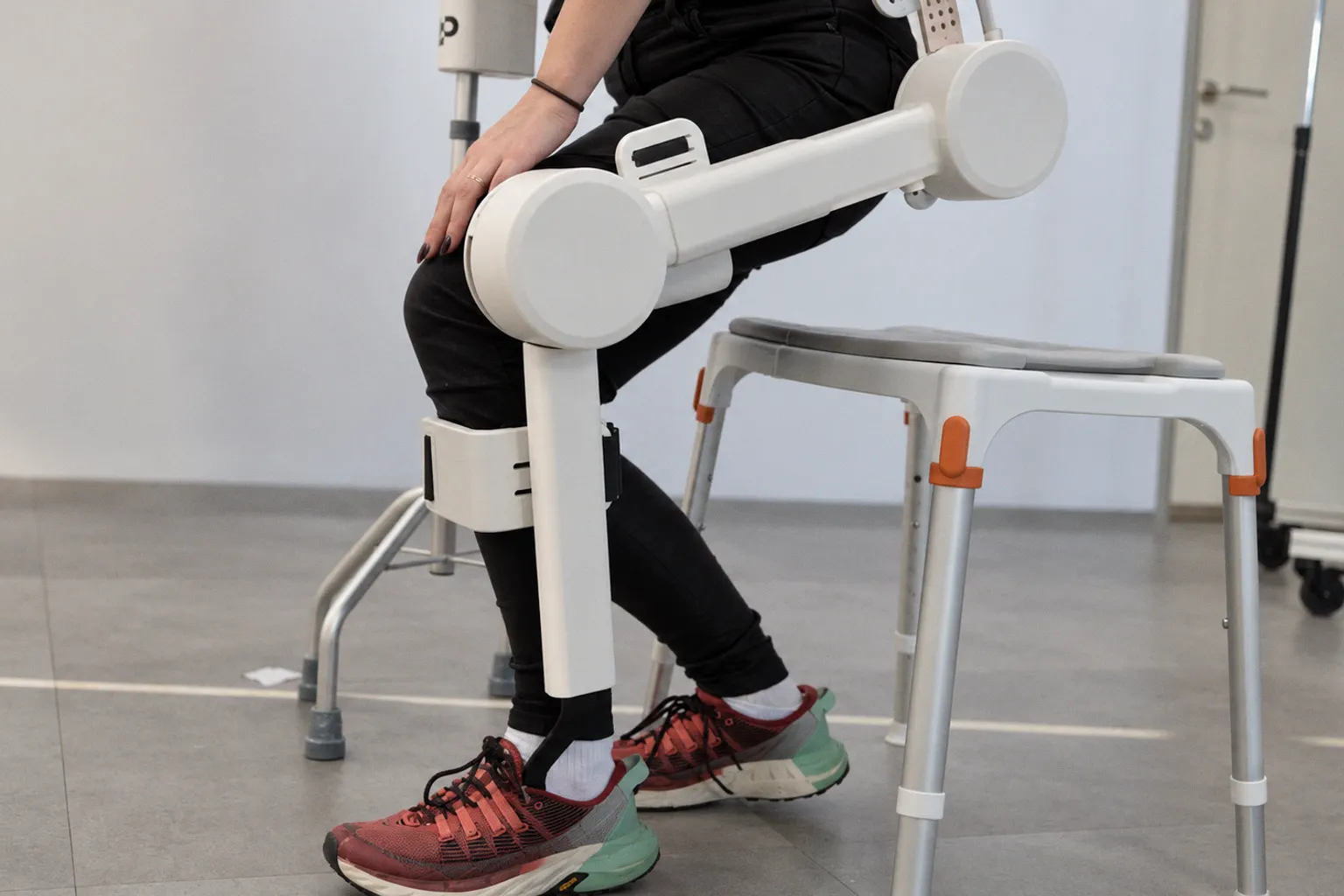 El robot español Awake muestra en directo su tecnología biónica para la marcha tras un ictus